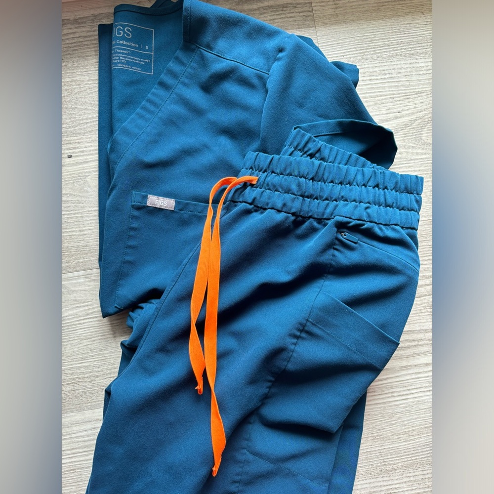 FIGS Limited Edition Deep Reef scrub set